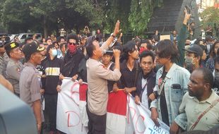 Libatkan Pelajar, Massa Aksi di Semarang Duduki Kantor DPRD Jateng