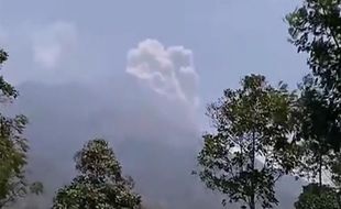 Gunung Merapi Semburkan Awan Panas, Warga Boyolali Malah Asyik Dangdutan