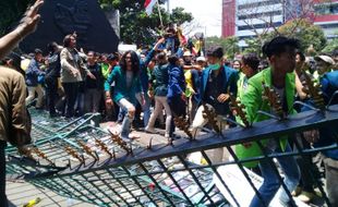 Demo Mahasiswa di Semarang Ricuh, Pagar DPRD Jateng Dijebol