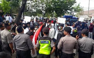 Menegangkan! 2 Massa Berbeda Demo Bersamaan di DPRD Solo