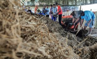 Petani Madiun Diajari Membuat Pupuk dari Jerami, Begini Caranya