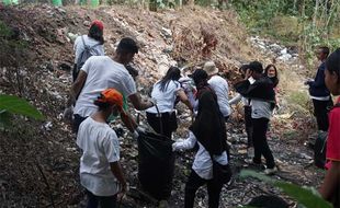 World Cleanup Day, Mahasiswa UKSW Punguti Sampah di Salatiga