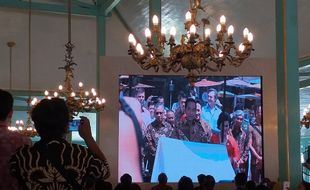 Hari Batik Nasional: Jokowi Jajal Bikin Batik Cap di Pura Mangkunegaran Solo