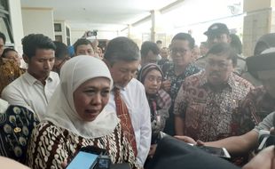 Khofifah Terbuka Untuk Rembug dengan Risma Soal GBT yang Bau Sampah