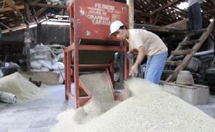 Petani Kebumen Dibantu Rice Milling Unit BUMN