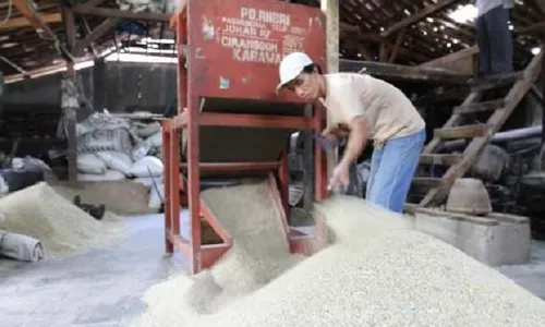 Petani Kebumen Dibantu Rice Milling Unit BUMN