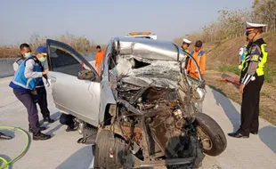 Tabrak Truk Tronton Parkir, 1 Orang Tewas di Jalan Tol Ngawi