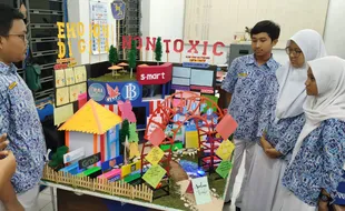 Peserta Lomba Mading Festival Ayo Membaca Saling Adu Kreativitas