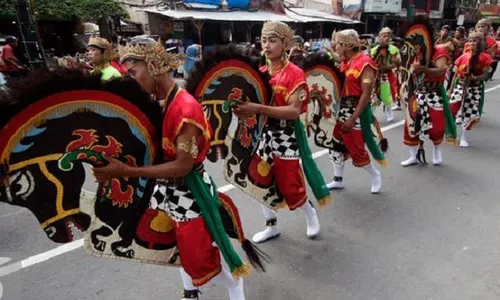 500 Seniman Ebeg Banyumas Mendem Jokowi