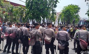 Sidang Vonis Gus Nur di PN Surabaya Ditunda, Massa Membubarkan Diri