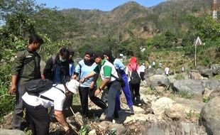 UMK Kerahkan Mahasiswa Bersihkan Sungai Gelis