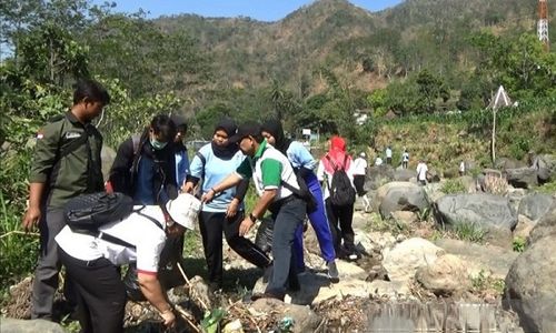 UMK Kerahkan Mahasiswa Bersihkan Sungai Gelis