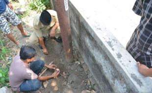 Tanah Pekarangan Warga Jombang Keluar Uap, Panasnya Bisa Merebus Telur