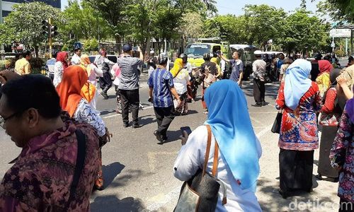 Seniman Probolinggo Bagi-Bagi Batik Kepada Pengguna Jalan