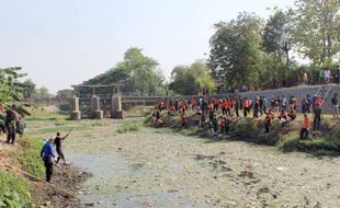 Sukarelawan SAR dan Pemkab Kompak Enyahkan Sampah di Sungai Garuda Sragen