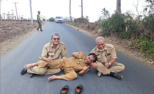 Viral Foto Bupati Banjarnegara Tiduran di Jalan, Ternyata Ini Penyebabnya