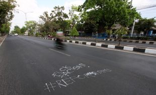 Demo di Depan DPRD Solo Sisakan Coretan Vandalisme Bernada Umpatan