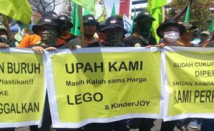 Demo Buruh di Semarang, Harga Lego & Kinder Joy Disoal