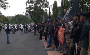 Tagih Janji Gubernur, Puluhan Mahasiswa Semarang Kembali Serbu Gedung DPRD Jateng