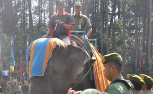 Gubernur Jateng Tunggangi Gajah di Jambore Satlinmas