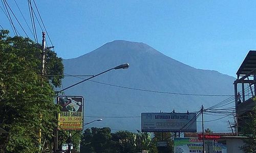 Alami Kegempaan Fluktuatif, Gunung Slamet Masih Waspada