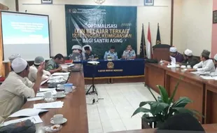 Imigrasi Wonosobo Sosialisasikan Izin Tinggal ke Santri Asing di Magelang