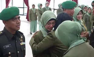 Tangis Istri Mantan Dandim Kendari Pecah Saat Suminya Serah Terima Jabatan