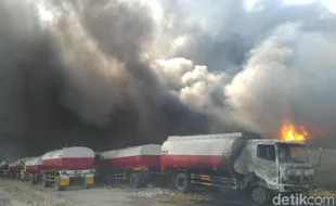 Gudang Pabrik Plastik di Mojokerto Terbakar Hebat, Satu Truk Tangki Ikut Hangus