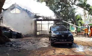 Ex Rumah Dinas di Rembang Terbakar, 2 Mobil dan 13 Motor Motor Hangus