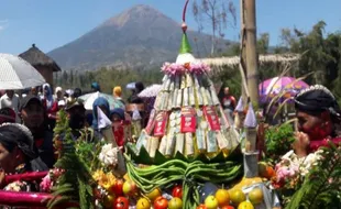 Sambut Panen Tembakau, Warga Liyangan Kirab Gunungan Berokok