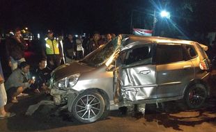 Honda Jazz Tabrak 2 Motor Parkir di Wedangan Depan De Tjolomadoe Karanganyar