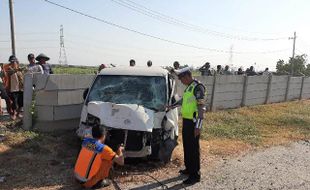 Pikap Tabrak Pembatas Jalan di Tol Ngawi, 2 Orang terluka