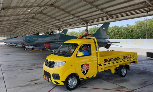 Ishda orqa xonada qoramagizni sikayotgan yigitning onlayn pornosini tomosha qiling