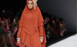 Astaga! Mulan Jameela Lenggak-Lenggok di Catwalk Saat Hari Kerja