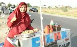 Pedagang Cilok Cantik di Sekitar Bandara Adi Soemarmo Bikin Terpesona