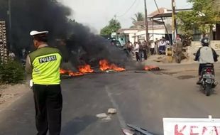 Kesal Sungai Tercemar, Ratusan Warga Pasuruan Protes Turun ke Jalan