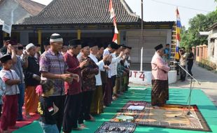 Bupati Madiun Ikut Salat Minta Hujan Bersama Warga Geger