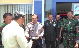 Polresta Solo Hadiahi Anggota TNI 100 SIM Gratis