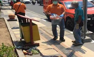 Diduga Berisi Daging dan Darah, Bungkusan Plastik di Depan Bank Danamon Semarang Gegerkan Warga