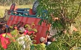 Truk Pengangkut Puluhan Buruh Tani Terguling di Ngawi, 1 Tewas 10 Luka-Luka