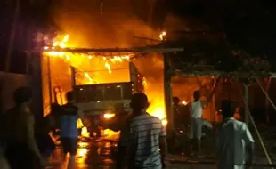 Truk Warga Tulungagung Terbakar saat Masih Di Garasi