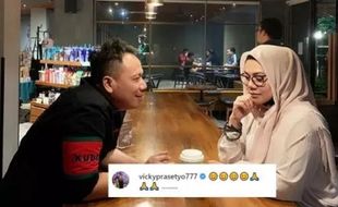 Sarita Abdul Mukti dan Vicky Prasetyo Pamer Kedekatan