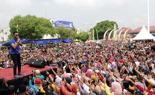 Konser Didi Kempot dan Dory Harsa di Alun-Alun Sragen Meriah Pol!