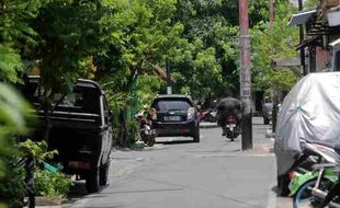 Parkir Mobil di Jalan Kampung Solo akan Ditertibkan, Pemilik Wajib Punya Garasi