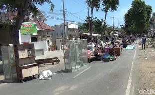 Jadi Korban Penggusuran, 24 Warga Banyuwangi Taruh Perabotan di Tengah Jalan