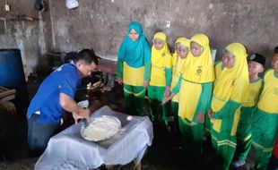 Sehari Belajar di Luar Kelas, Siswa Madiun Kunjungi Pabrik Tahu