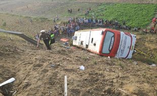 Bus Kramat Jati Kecelakaan di Tol Surabaya-Mojokerto, Dua Tewas dan Puluhan Luka-Luka