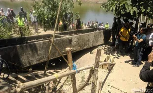 Perahu Baja di Bengawan Solo Diangkat Pakai Jip