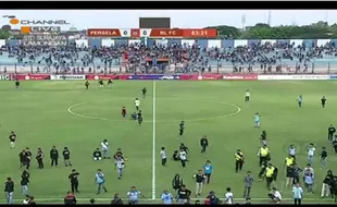 Suporter Rusuh, Persela Lamongan Vs Perseru Badak Lampung Dihentikan