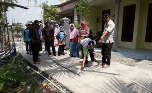 BPBD dan BLH Uji Lab Semburan Gas di Lahan Warga Lamongan